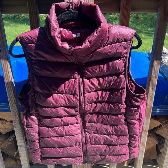 Maroon Puff Vest with Stuff Sack! - Picture 1 of 4